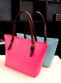 69號(hào)黑色背景箱包外貿(mào)商城自適應(yīng)手機(jī)端，網(wǎng)站建設(shè)公司歡迎定制